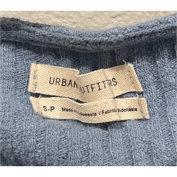 URBAN OUTFITTERS Twist Front Baby Blue Knit Puff Sleeve Crop Top - Picture 5 of 6